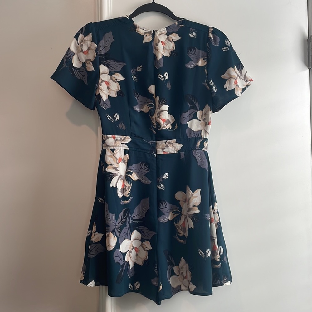 ASTR Romper Size Small Worn a couple times in great condition - Picture 3 of 4
